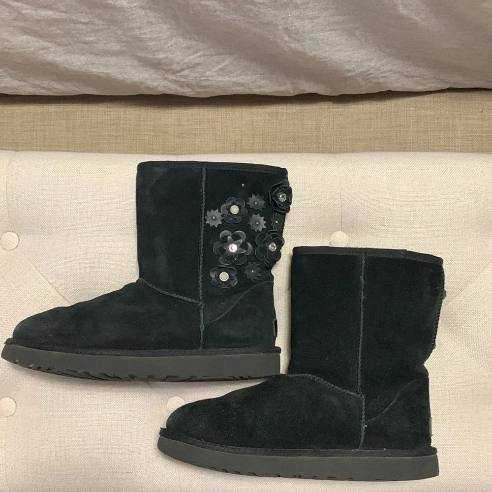 UGG WOMEN’S CLASSIC SHORT PETAL BLACK BOOTS SZ 10 WITCHY ACADEMIA ARTSY